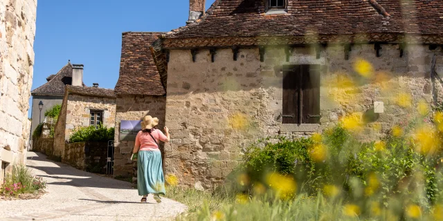 Jeune femme qui se promène dans les ruelles de Curemonte