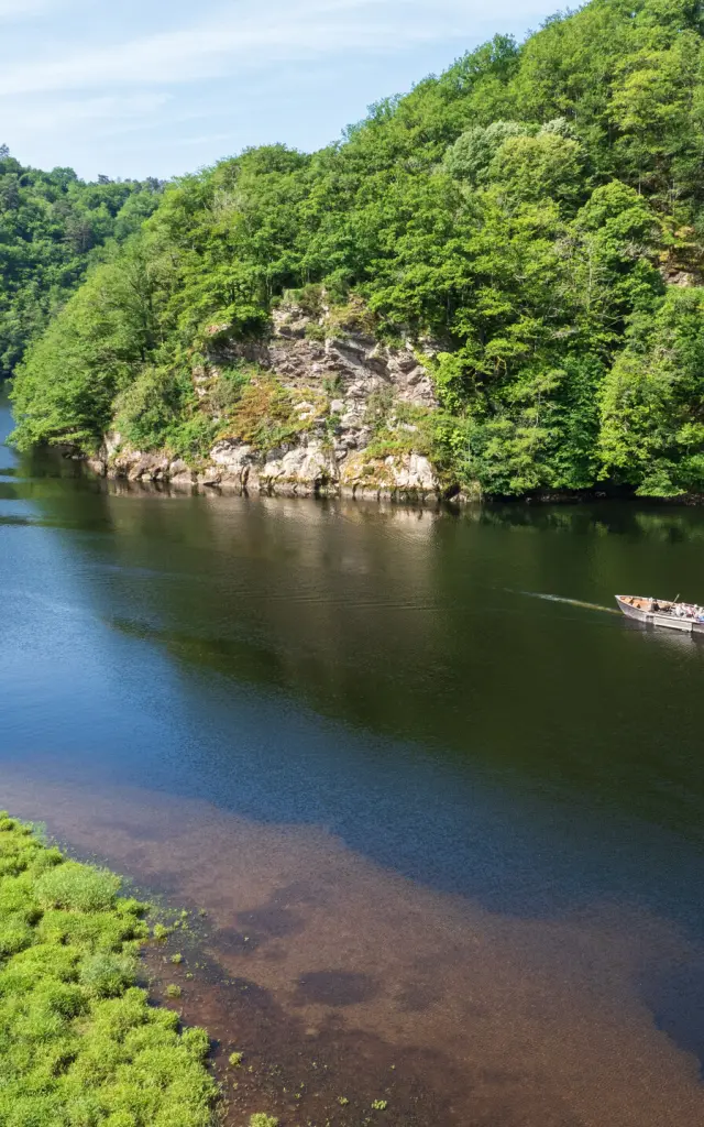 Bateau à fond plat en bois en balade sur la rivière Dordogne