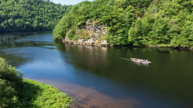 Bateau à fond plat en bois en balade sur la rivière Dordogne