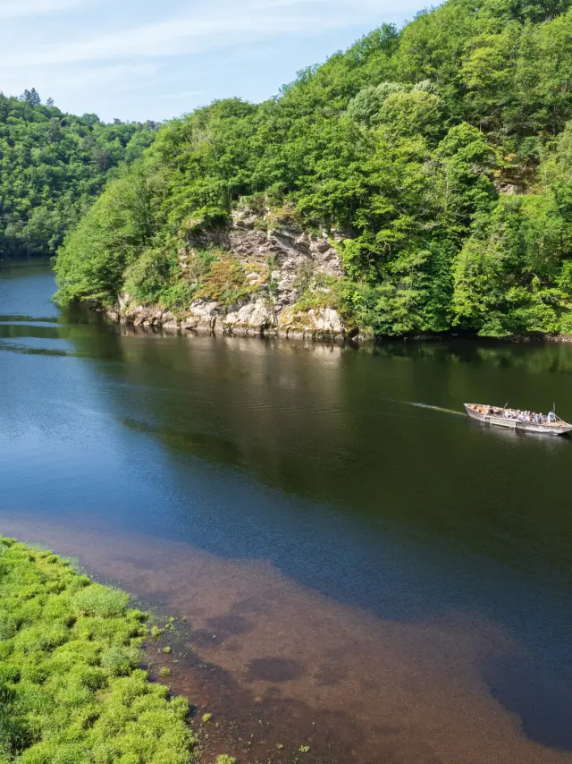 Bateau à fond plat en bois en balade sur la rivière Dordogne