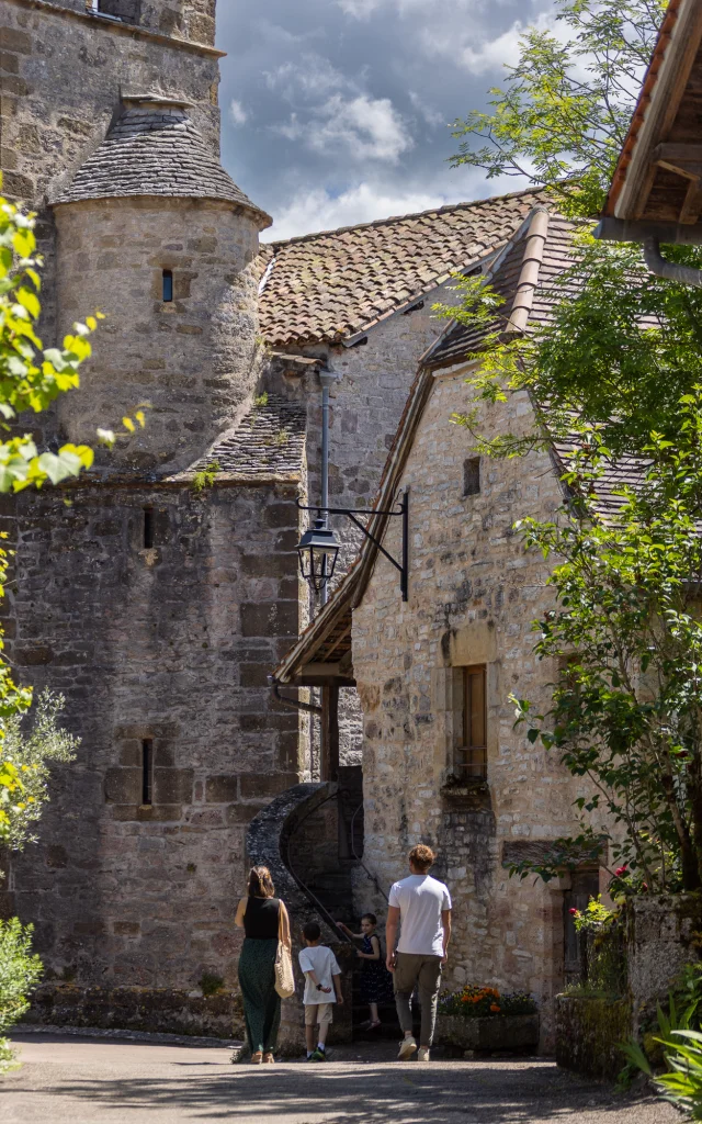 Une famille qui flâne dans les ruelles de Loubressac