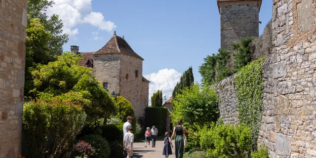 Famille qui flâne dans les ruelles de Loubressac