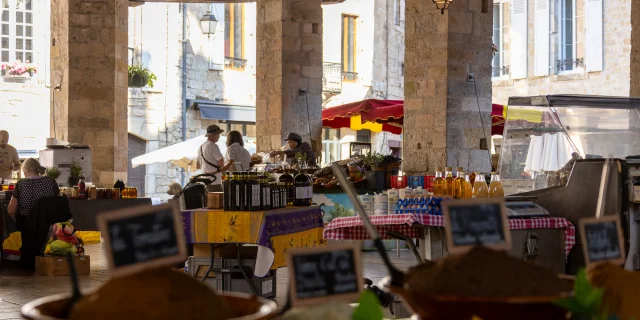 Marché sous la Halle à Martel, place centrale du village
