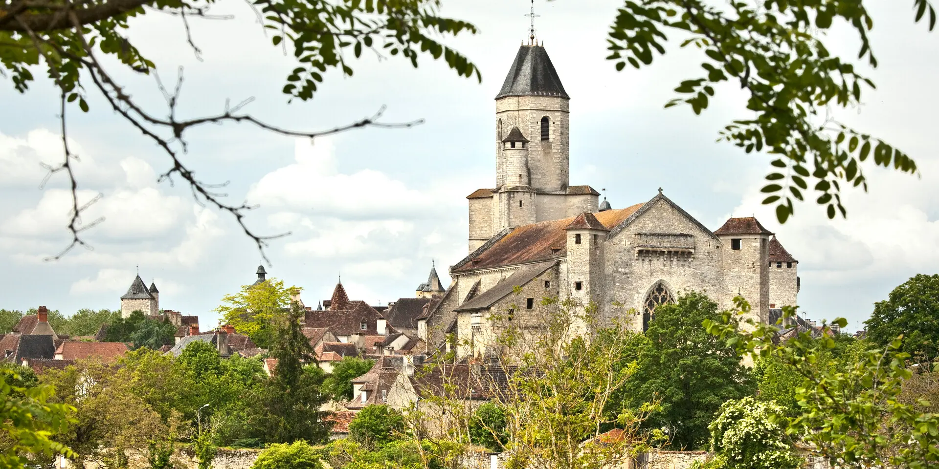 L' EGLISE FORTIFIEE  SAINT MAUR 12EME , 15 EME SIECLE, STYLE ROMAN, ET LE VILLAGE FORTIFIE  DE MARTEL , CAUSSE DE MARTEL, VALLEE DE LA DORDOGNE LOTOISE ,  HAUT QUERCY, LOT, OCCITANIE, FRANCE.