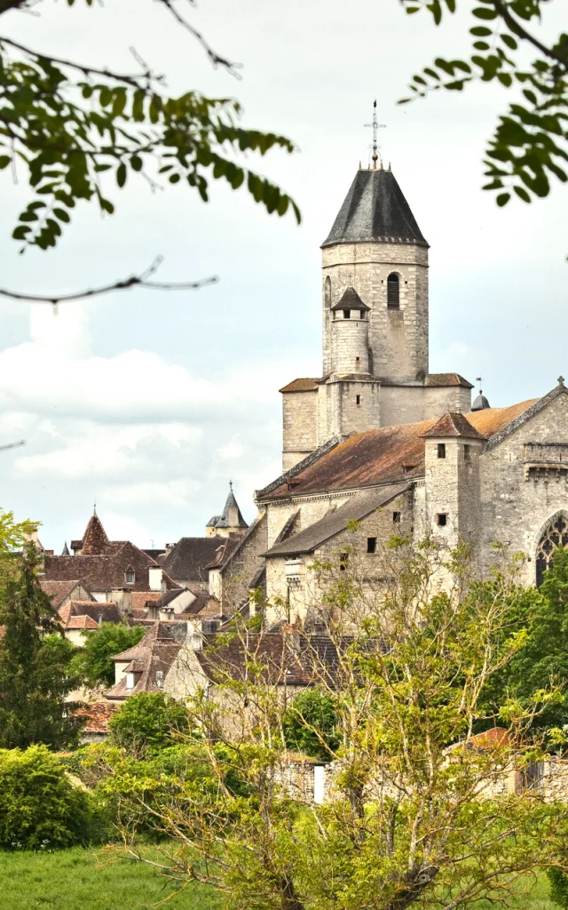L' EGLISE FORTIFIEE  SAINT MAUR 12EME , 15 EME SIECLE, STYLE ROMAN, ET LE VILLAGE FORTIFIE  DE MARTEL , CAUSSE DE MARTEL, VALLEE DE LA DORDOGNE LOTOISE ,  HAUT QUERCY, LOT, OCCITANIE, FRANCE.