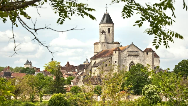L' EGLISE FORTIFIEE  SAINT MAUR 12EME , 15 EME SIECLE, STYLE ROMAN, ET LE VILLAGE FORTIFIE  DE MARTEL , CAUSSE DE MARTEL, VALLEE DE LA DORDOGNE LOTOISE ,  HAUT QUERCY, LOT, OCCITANIE, FRANCE.