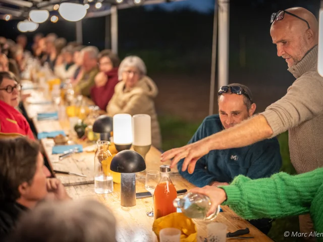A Table Lors De Levenement Du Jardin A Lassiette
