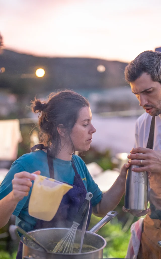 Les Chefs En Cuisine Lors De Levenement Du Jardin A Lassiette