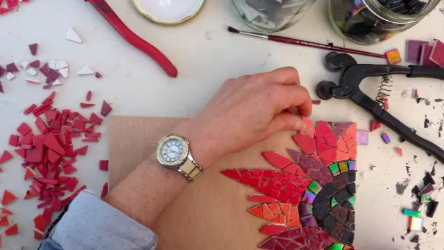 Lise Arcangelli travaille la mosaïque à Beaulieu-sur-Dordogne