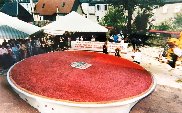 Tarte Aux Fraises Guinness Record 1990 Fete De La Fraise Beaulieu Sur Dordogne