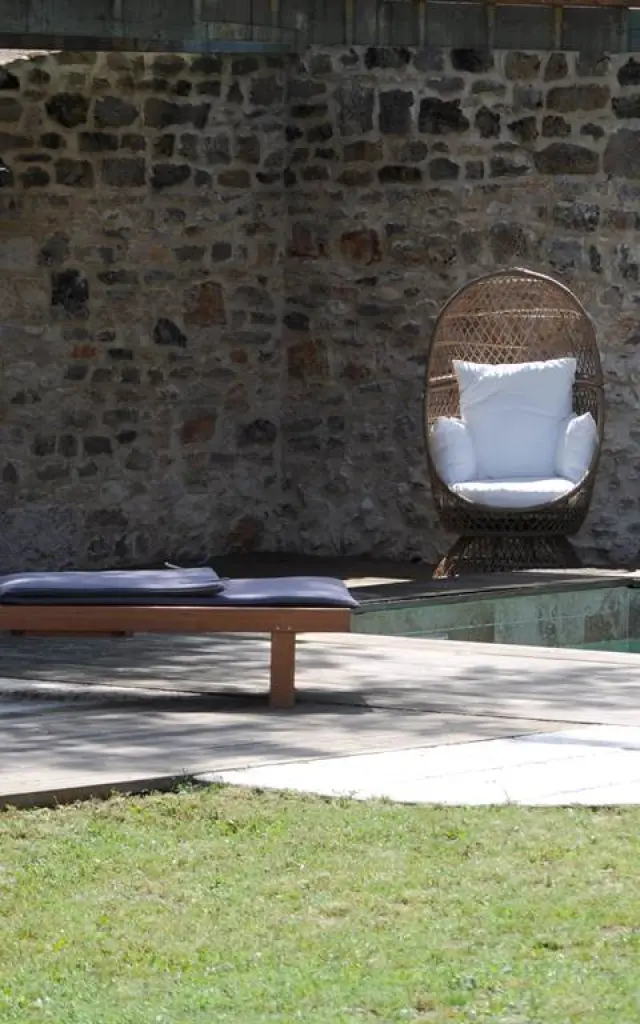 Bain De Soleil Au Bord De La Piscine Maison Balmelle