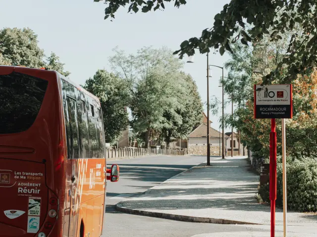 Arrêt de bus liO à Rocamadour