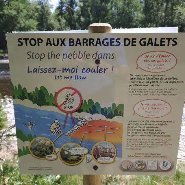 Affiche stop aux barrages de galets dans la Dordogne