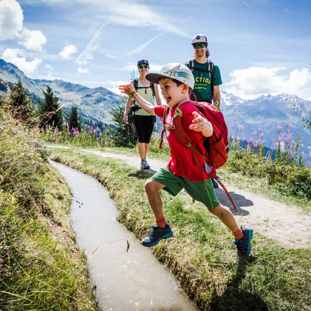 Randonnée en famille, sur le bisse à Verbier