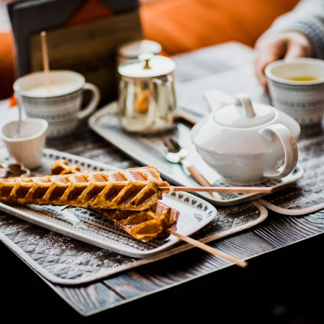 Après-midi cosy au Chalet de Flore à Verbier avec chocolat chaud et gaufres. Goûter en famille.