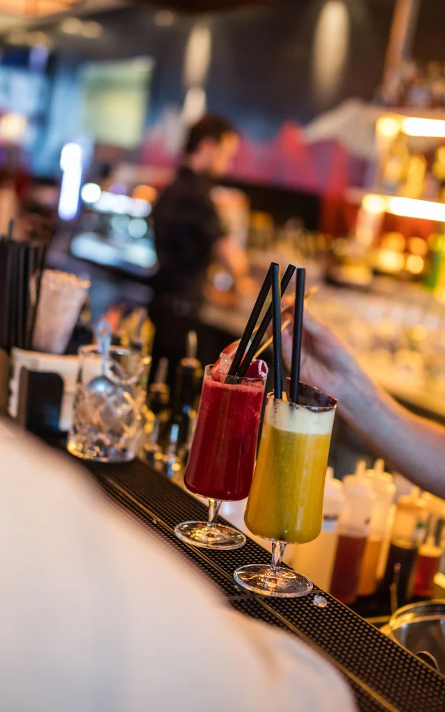 Cocktail au bar de l'hôtel W Verbier