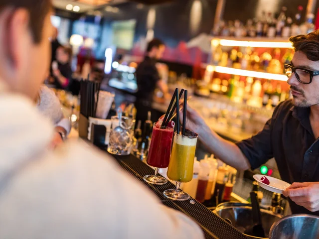 Cocktail au bar de l'hôtel W Verbier