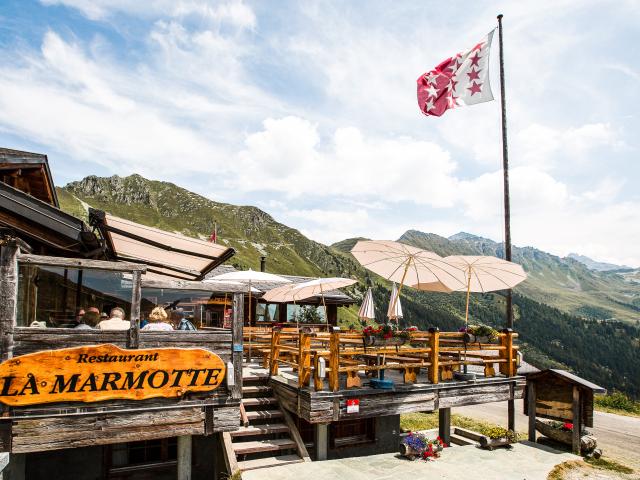 Terrace of the La Marmotte restaurant on the heights of Verbier
