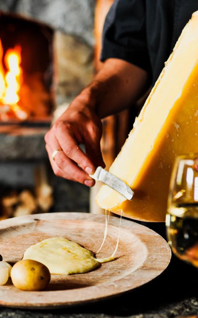 Raclette au fromage de Bagnes et au feu de bois.
