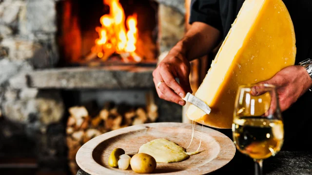 Raclette au fromage de Bagnes et au feu de bois.