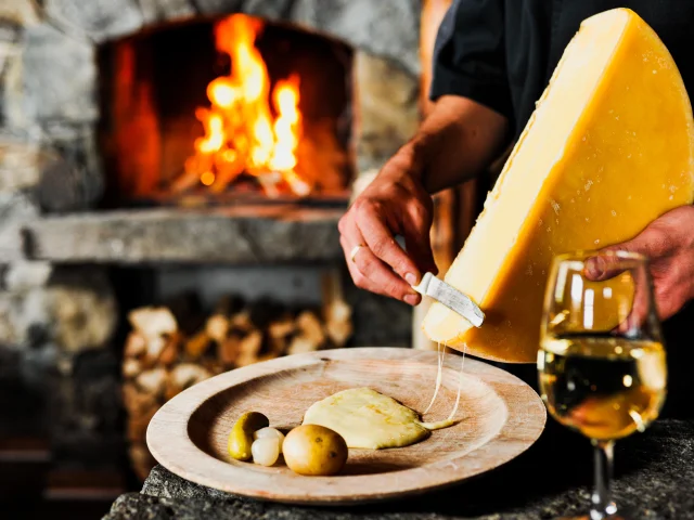 Raclette au fromage de Bagnes et au feu de bois.
