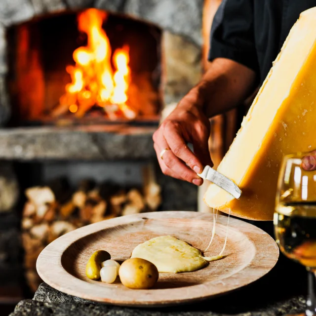 Raclette au fromage de Bagnes et au feu de bois.