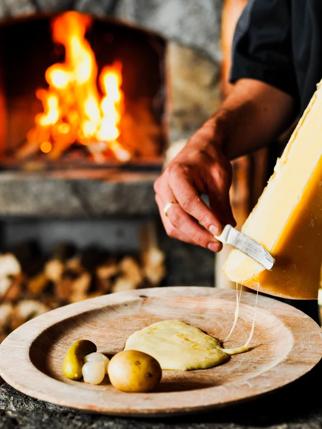Raclette au fromage de Bagnes et au feu de bois.