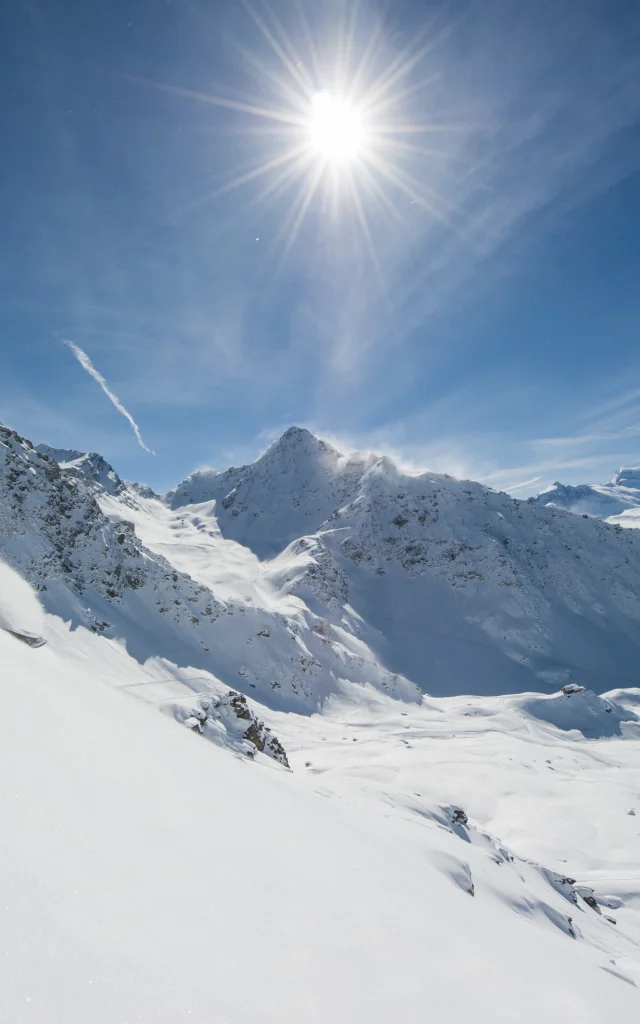 Ski freeride au Mont-Gelé avec vue sur le Bec des Rosses, la Chaux, le massif des Combins.