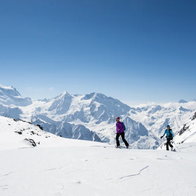 Ski de randonnée dans la région de Verbier Val de Bagnes avec vue sur les Combins