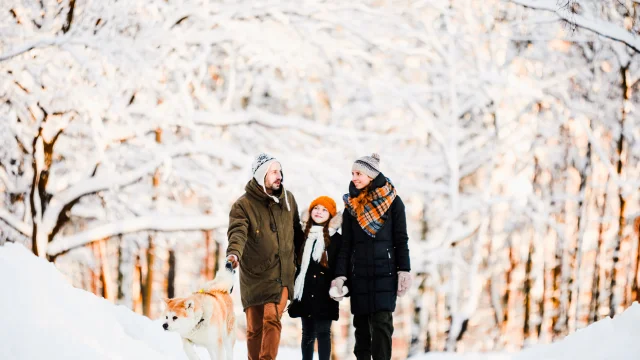 Balade en famille dans la neige