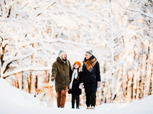 Balade en famille dans la neige