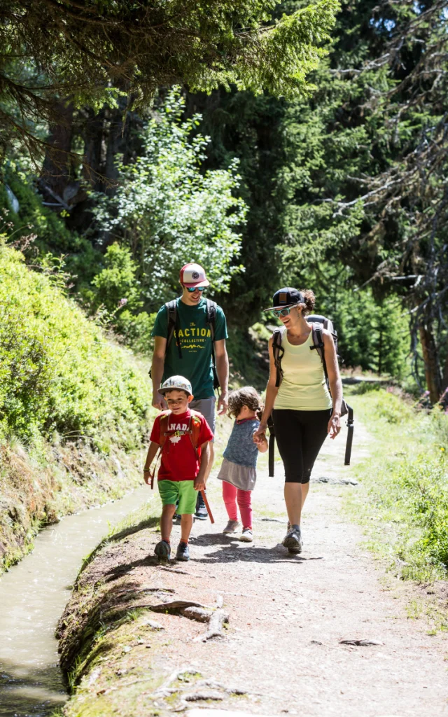 Randonnée en famille, sur le bisse à Verbier