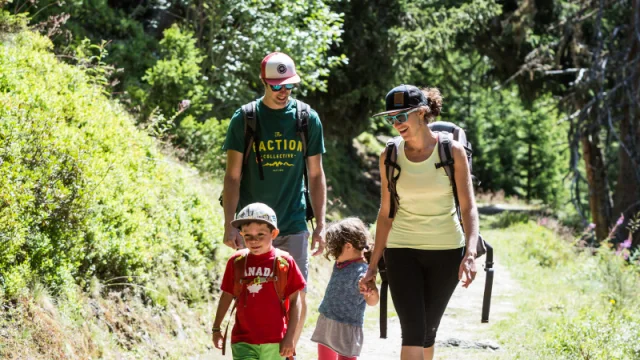 Randonnée en famille, sur le bisse à Verbier