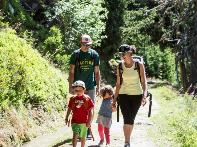 Randonnée en famille, sur le bisse à Verbier