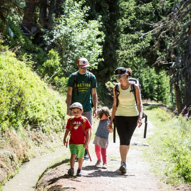 Randonnée en famille, sur le bisse à Verbier