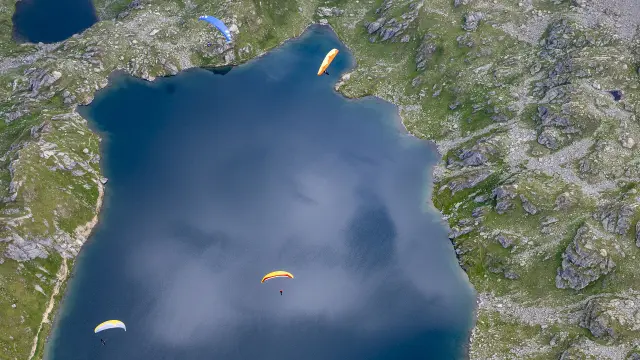 Parapente En Ete Au Lac Des Vaux @ Andreas Busslinger