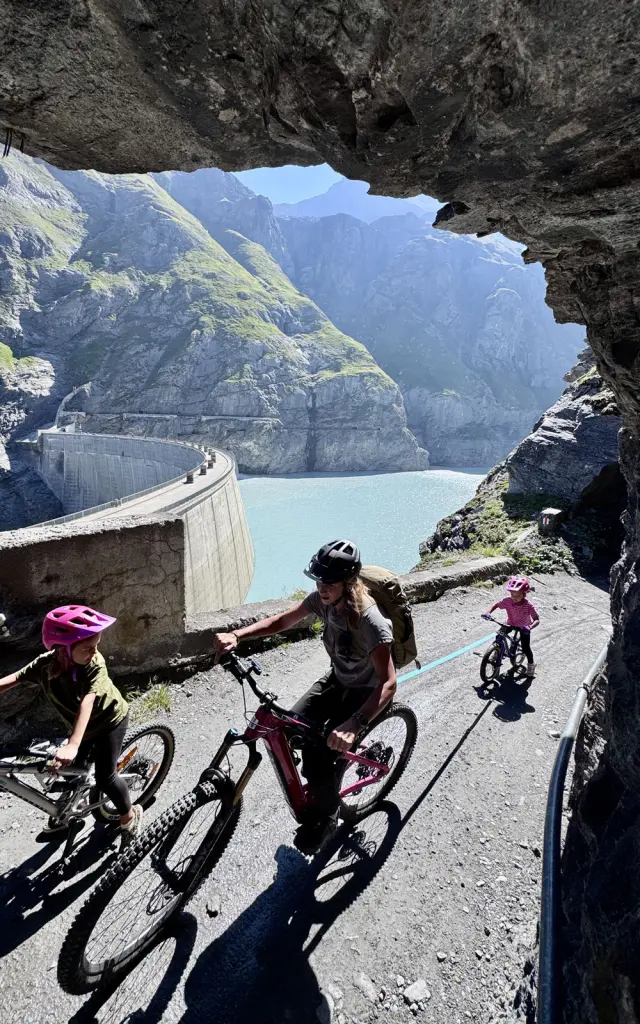 Mountainbike am Mauvoisin-Staudamm @ Xavier De Le Rue