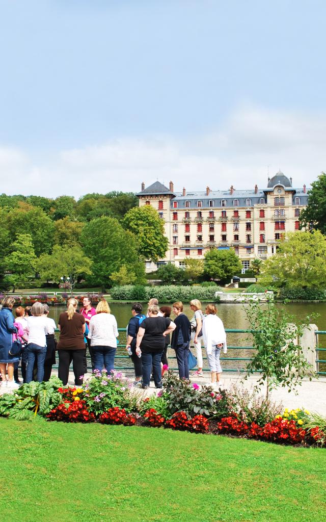 Touristes-visite-lac-bagnoles-orne-grand-hotel-2