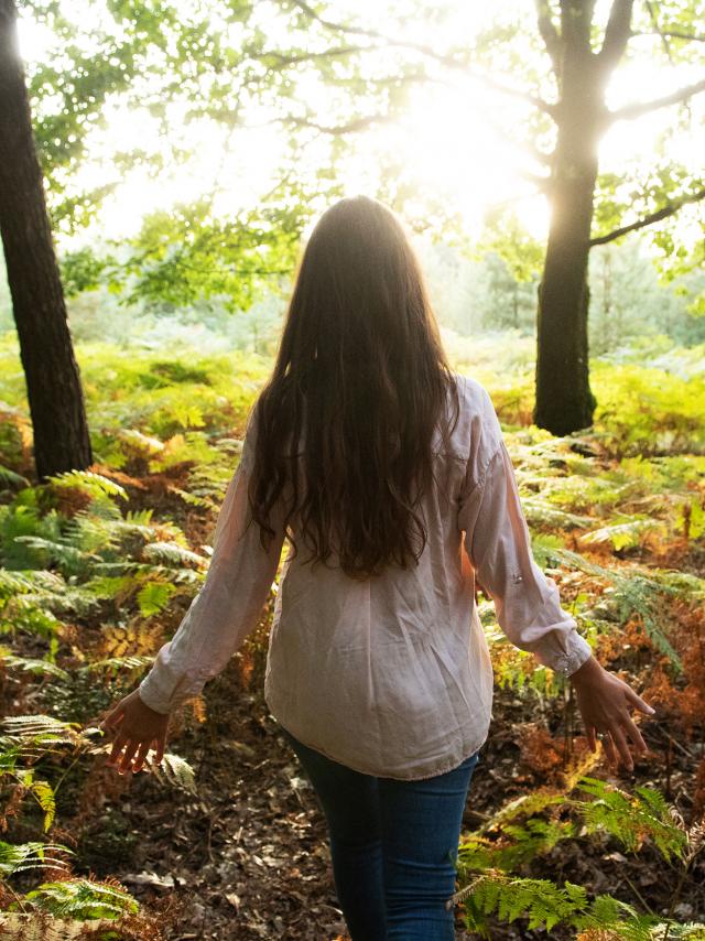 bagnoles-orne-foret-andaines-femme-touriste-3