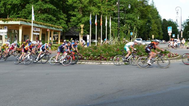 Bagnoles Orne Bebagnoles Course Cyclistes Velo Club Lafertemace Criterium Cyclistes Peloton Rond Pont Officedetourisme