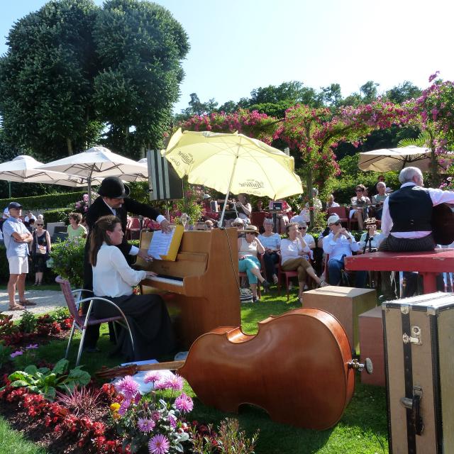 Bagnoles Orne Bebagnoles Fete Belle Epoque Chant Piano Contrebasse Spectateurs