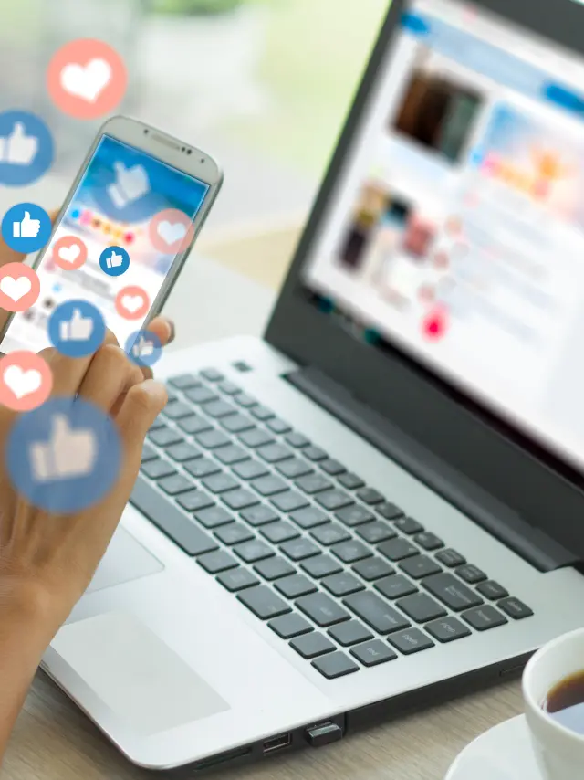 Reseaux Sociaux Ordinateur Telephone Like Bagnoles Orne Bebagnoles Normandie Adobestock