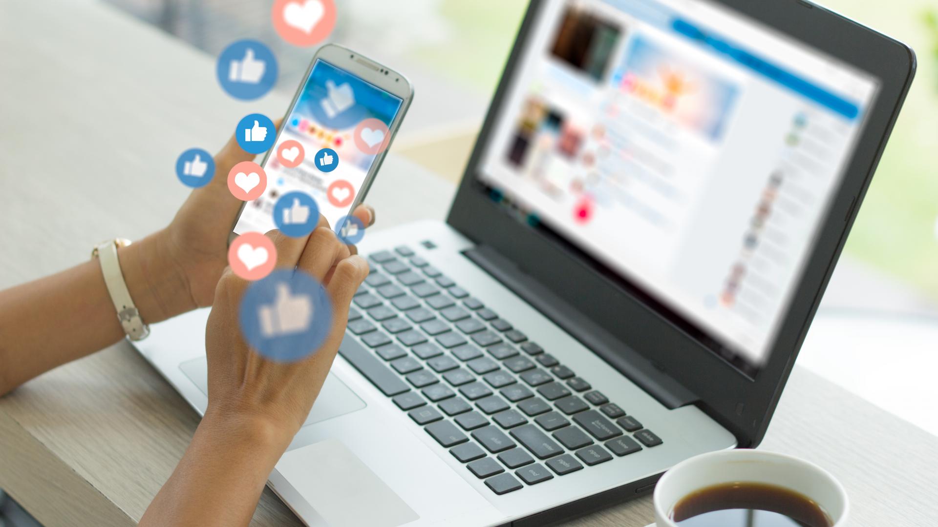Reseaux Sociaux Ordinateur Telephone Like Bagnoles Orne Bebagnoles Normandie Adobestock