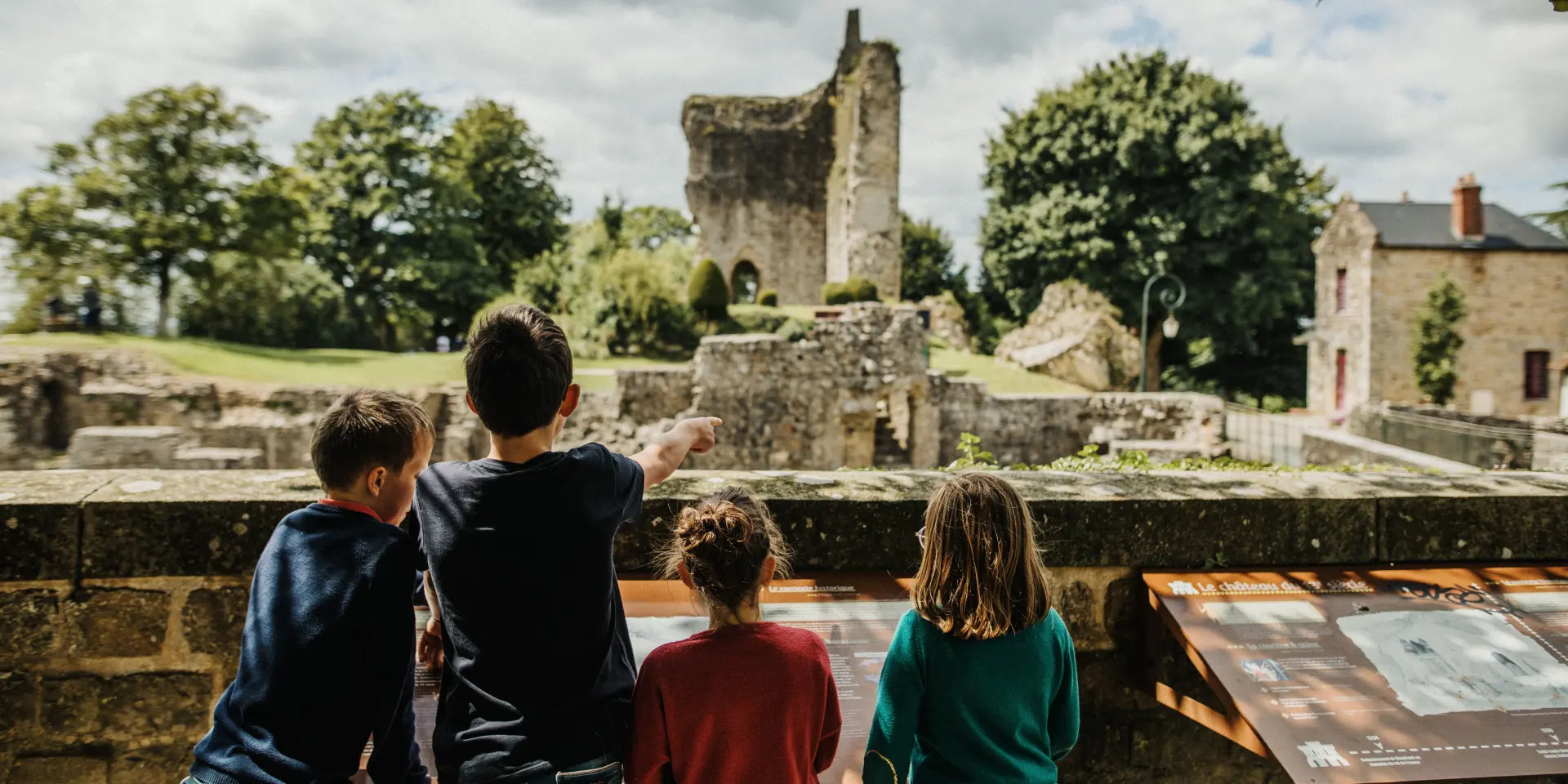 Bagnoles Orne Bebagnoles Chateau De Domfront Coraline Et Leo Coraline Et Leo