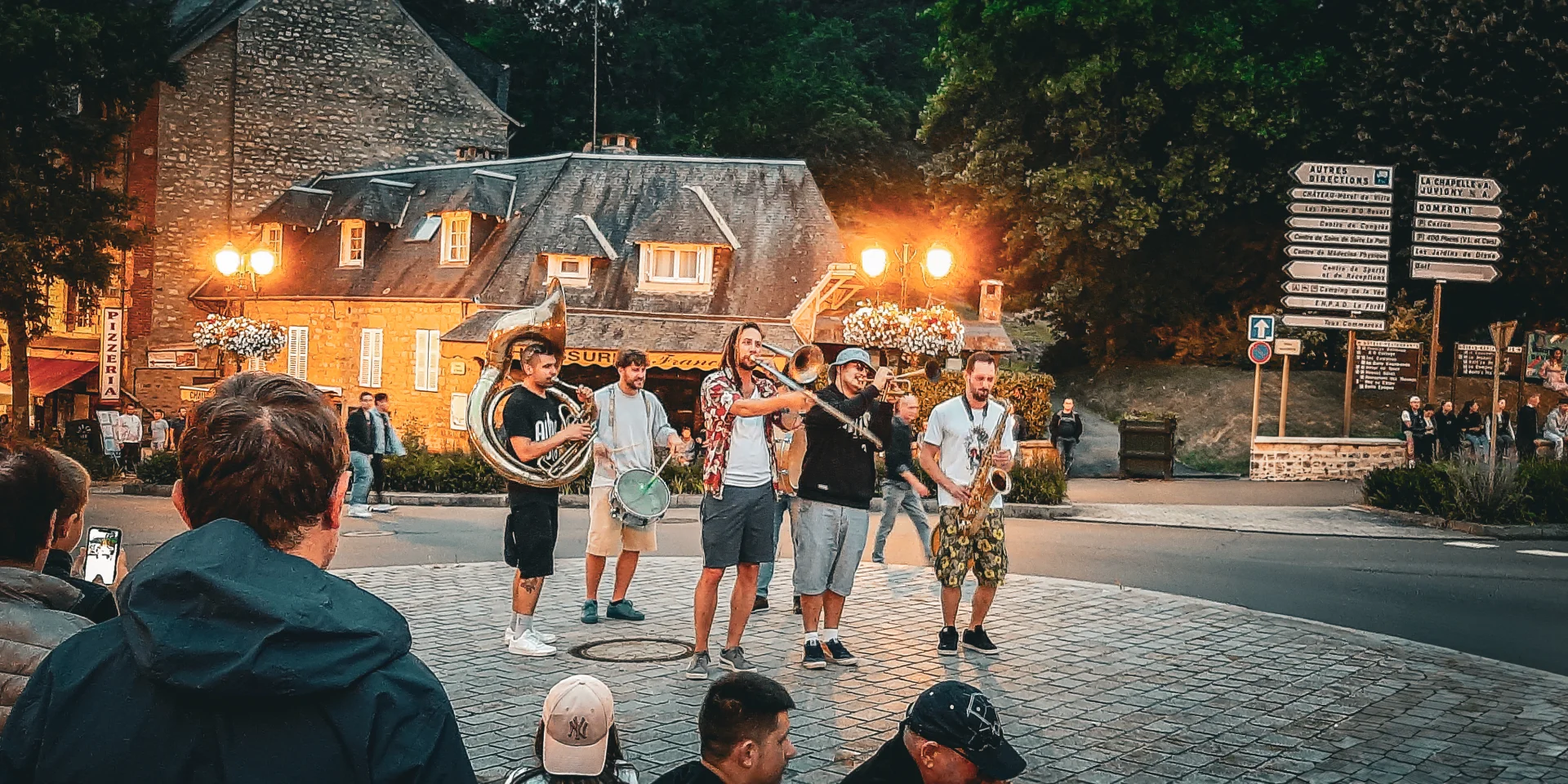 Bagnoles Orne Bebagnoles Festival Ete Vendredi Ete Art Rue Fanfare 14 Juillet Groove Brass