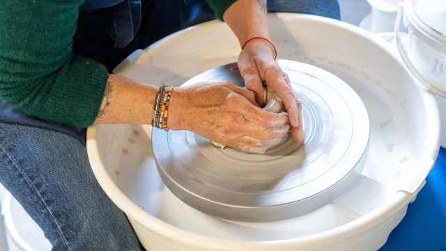 Stéphanie debarle céramiste à Donfront reportage pour Be Bagnole 2024