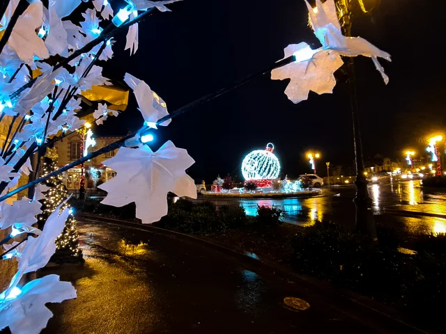 Bagnoles Orne Bebagnoles Destination Domfront Villes Villages Illumines Bagnoles Boule Noel Lumiere
