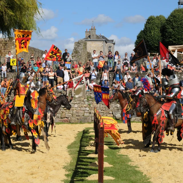 Bocage Destination Domfront Bagnoles Medievales Domfront 2017 Combat Chevaliers