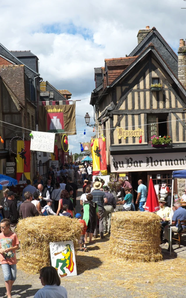 Bocage Destination Domfront Bagnoles Medievales Domfront 2017 Village Fete Public