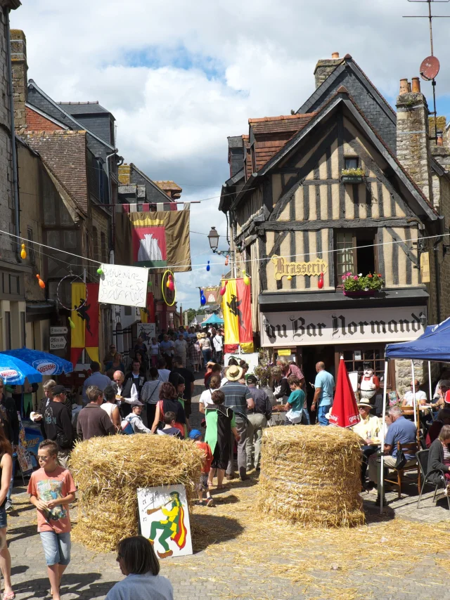 Bocage Destination Domfront Bagnoles Medievales Domfront 2017 Village Fete Public